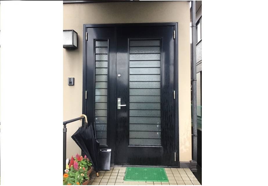 かがみ屋硝子店の重くて開閉が困難なドアを1日で快適リフォームの施工前の写真1