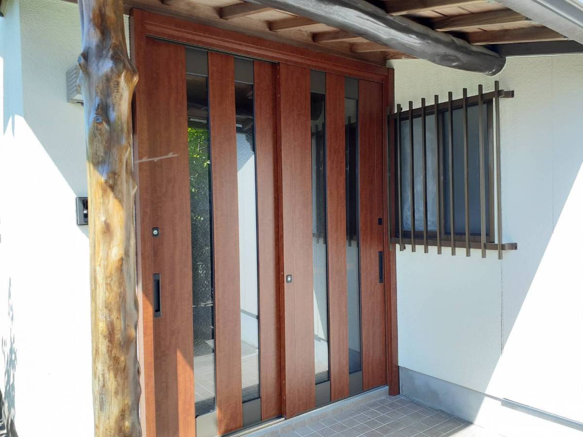 かがみ屋硝子店の玄関引戸リフォーム&既設窓に面格子取付の施工後の写真1