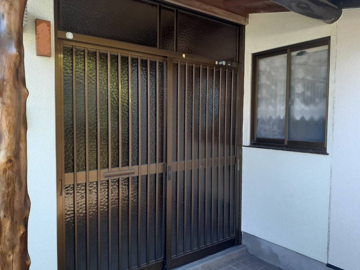 かがみ屋硝子店の玄関引戸リフォーム&既設窓に面格子取付の施工前の写真1