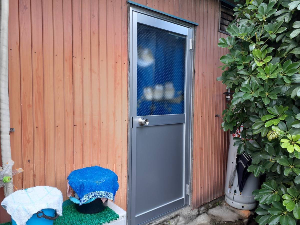 かがみ屋硝子店の勝手口ドア取替の施工後の写真1