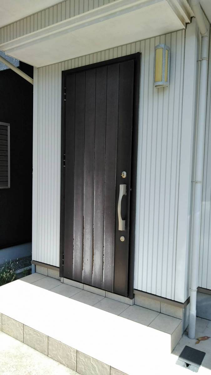 ミネオトーヨー住器の高級感あふれる玄関に変身! 玄関ドア交換工事 リシェント ワンデーリフォーム 神奈川県湘南地区の施工前の写真1