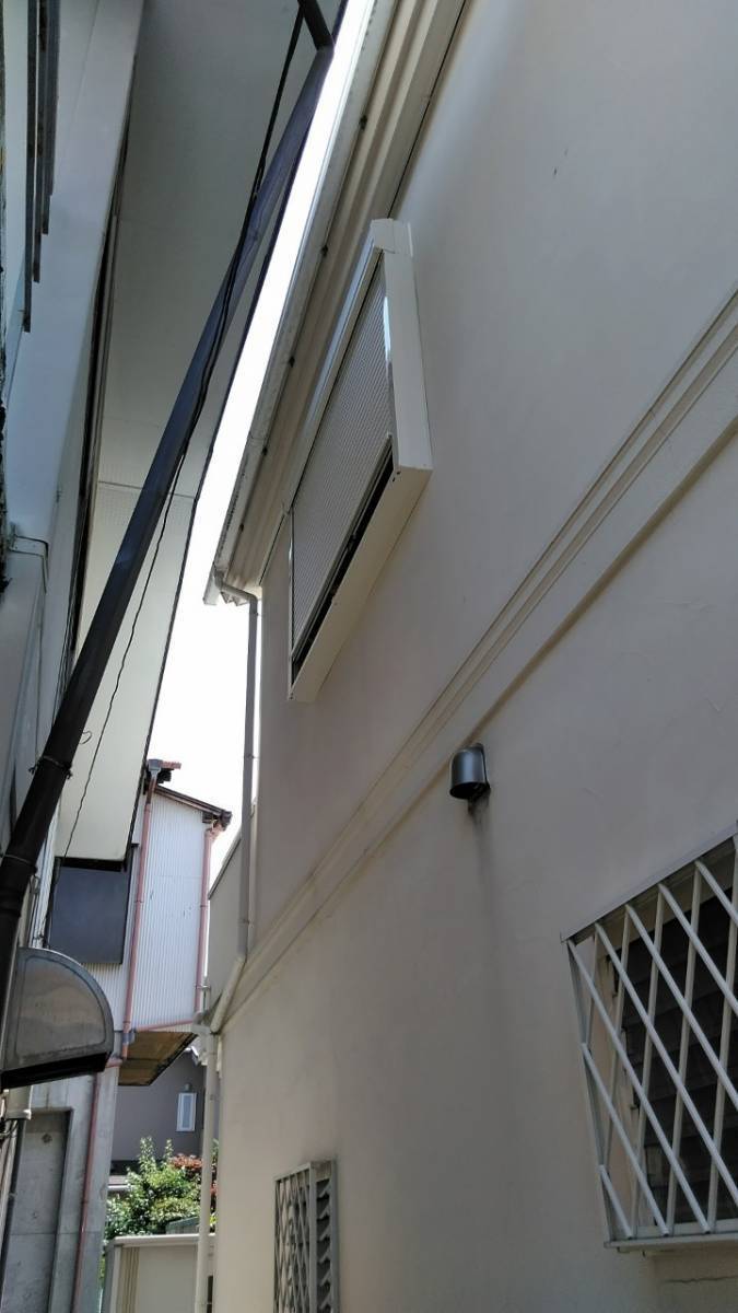 ミネオトーヨー住器のシャッターの付いていない窓にシャッターを後付け 工事 神奈川県湘南地区の施工後の写真2