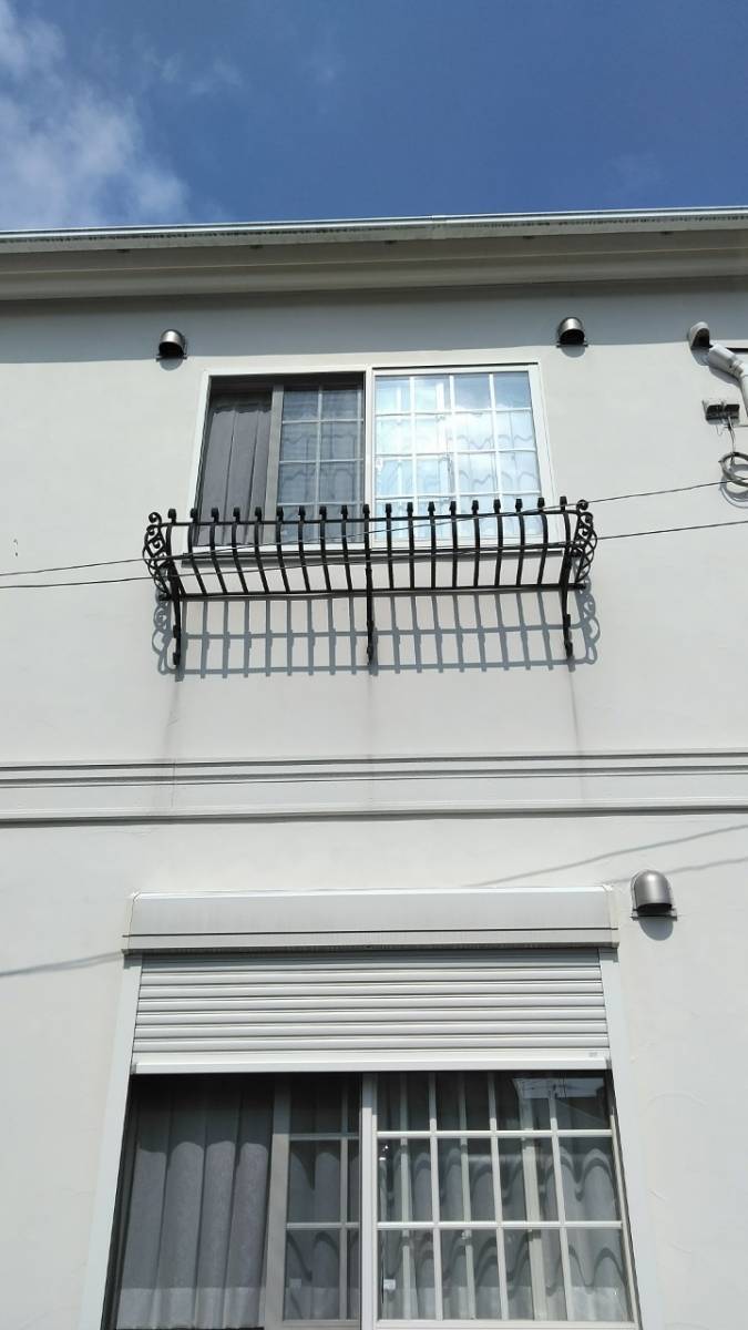 ミネオトーヨー住器のシャッターの付いていない窓にシャッターを後付け 工事 神奈川県湘南地区の施工前の写真1