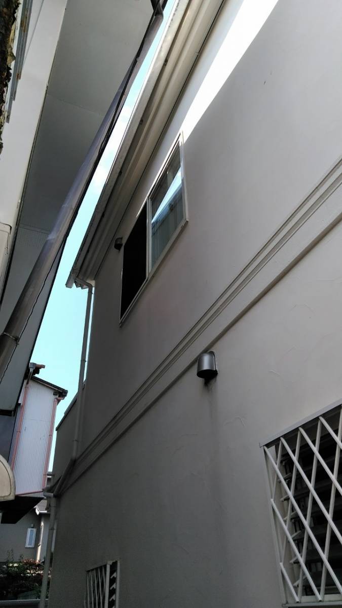 ミネオトーヨー住器のシャッターの付いていない窓にシャッターを後付け 工事 神奈川県湘南地区の施工前の写真2