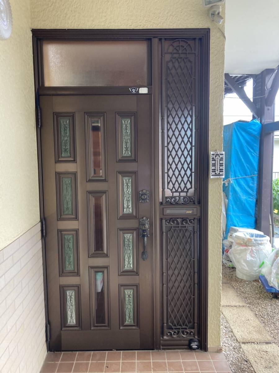 ミネオトーヨー住器の藤沢市 T様邸 玄関ドア入替の施工前の写真1