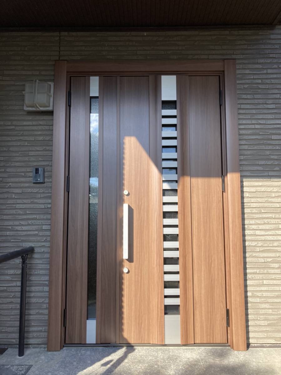 ミネオトーヨー住器の小田原市 K様邸 玄関ドア入替の施工後の写真1