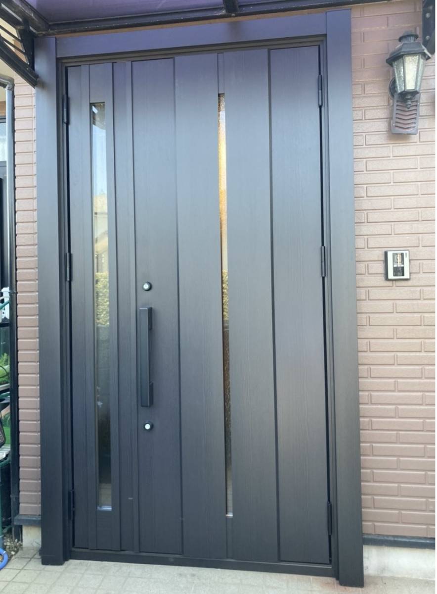 ミネオトーヨー住器の大井町 リシェント使用の玄関ドアリフォームの施工後の写真1