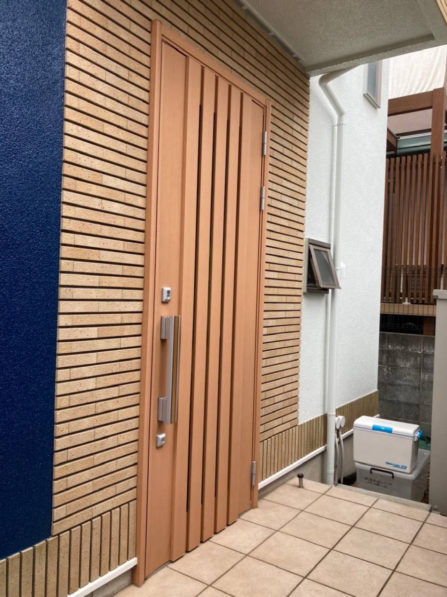 ミネオトーヨー住器の横浜市 H様邸 玄関ドアリフォームの施工前の写真1