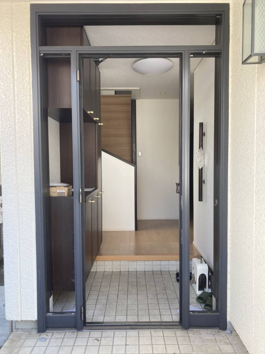 ミネオトーヨー住器の保土ヶ谷区T様邸 玄関交換工事の施工前の写真3