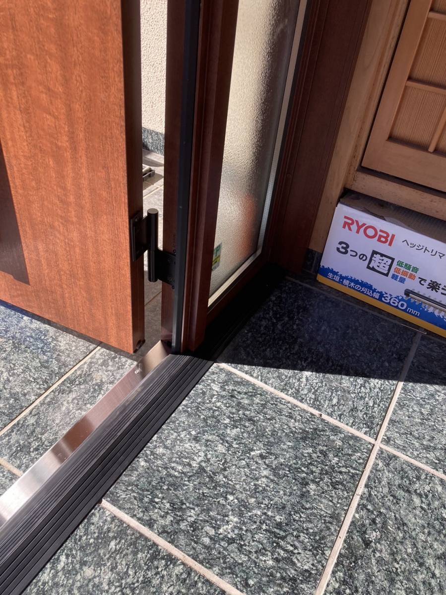 ミネオトーヨー住器の引き戸からドアに玄関リフォーム 厚木市 の施工後の写真3