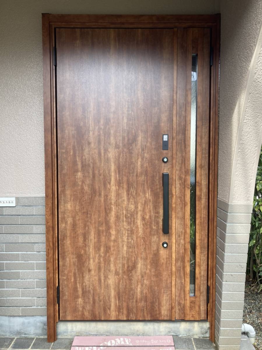 ミネオトーヨー住器のLIXIL玄関ドア パッとリフォーム半日で新しい我が家の顔に!! 神奈川県秦野市W様邸の施工後の写真1