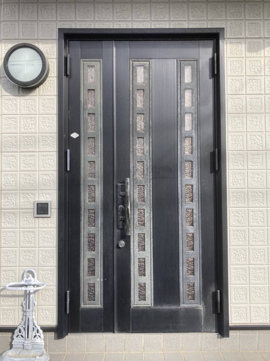 ミネオトーヨー住器の1日で玄関ドアが新品に!!の施工前の写真1