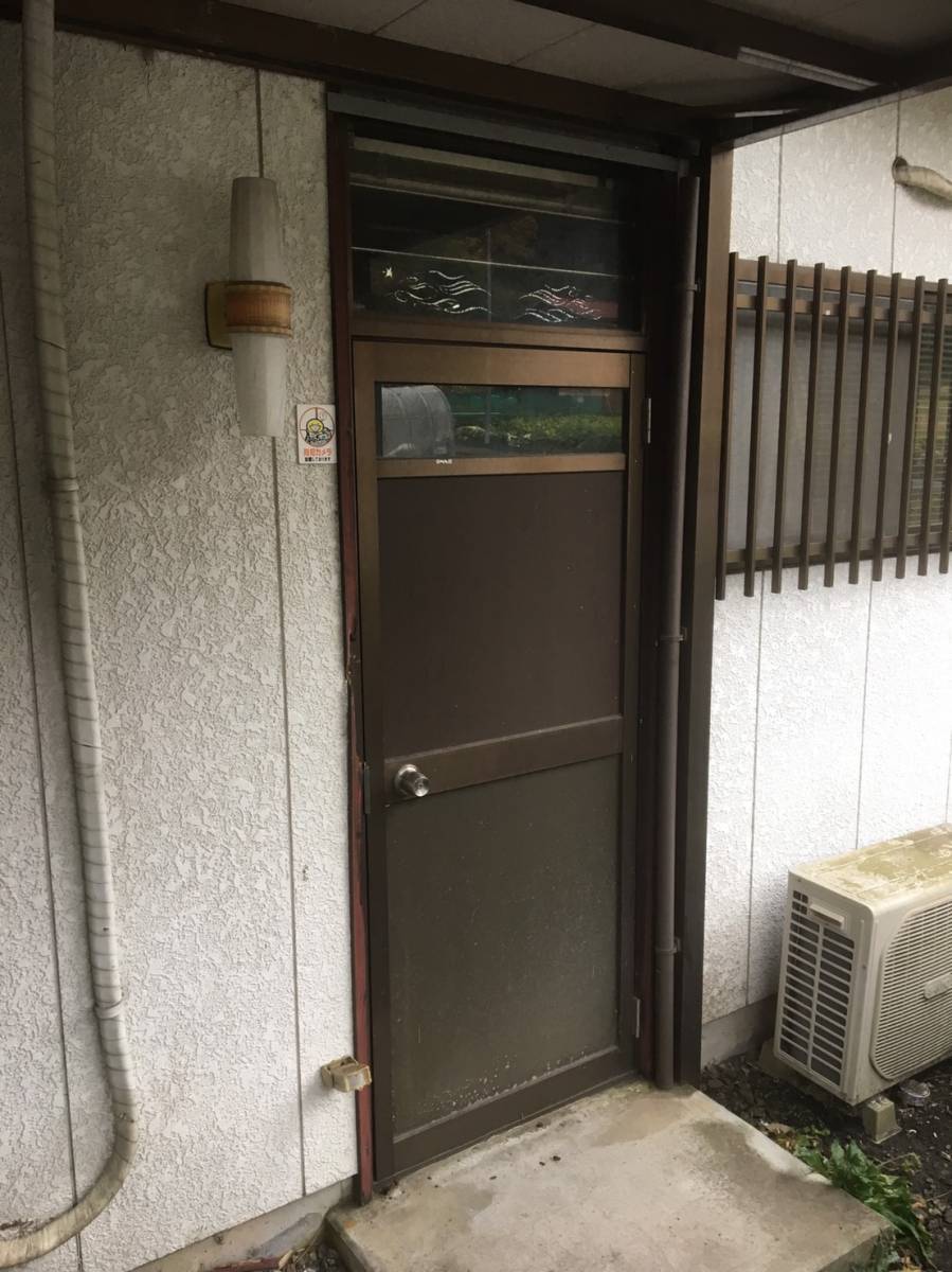 青梅トーヨー住器 所沢店のリシェント 勝手口ドアの施工前の写真1