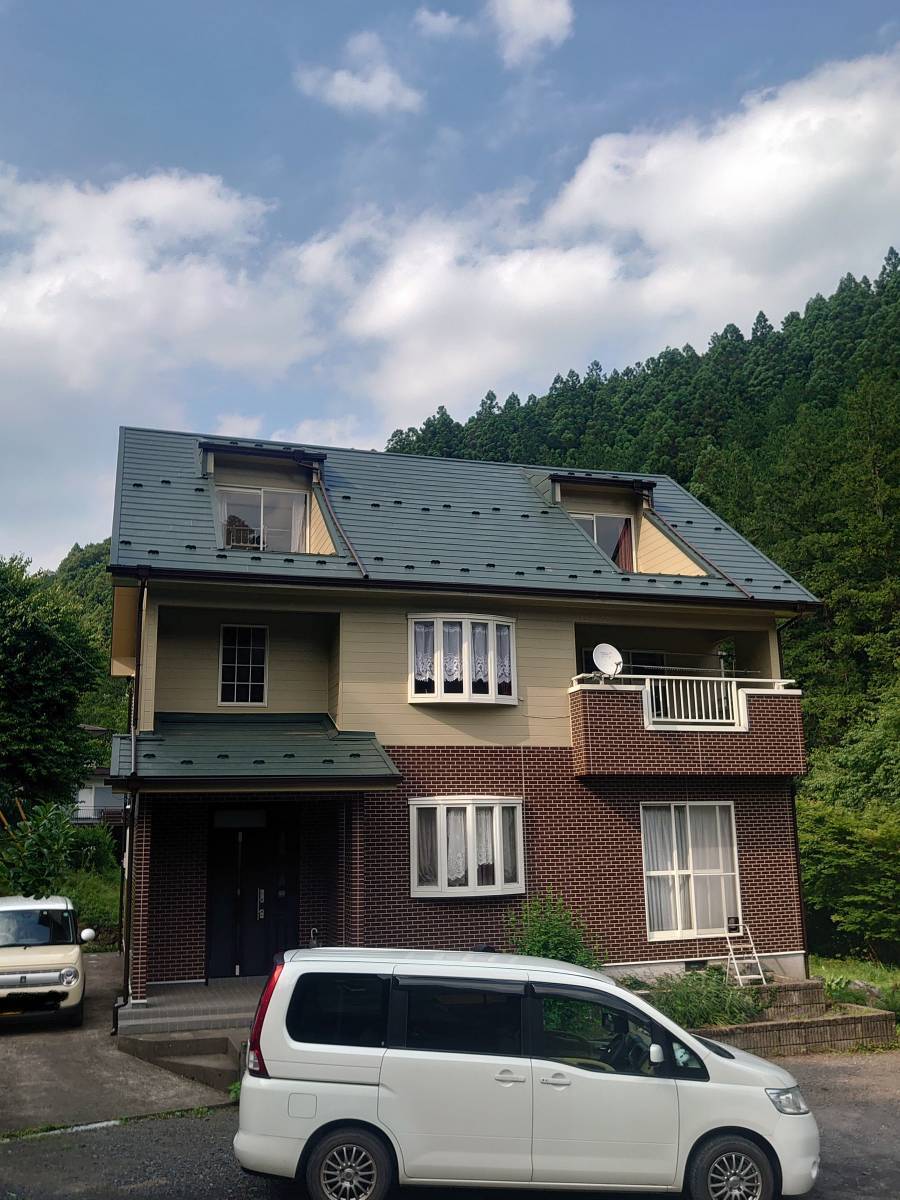 青梅トーヨー住器 所沢店の屋根 リフォーム カバー工法の施工後の写真1