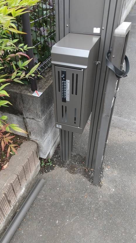 青梅トーヨー住器 所沢店のエクスポスト 縦型ポストの施工後の写真2