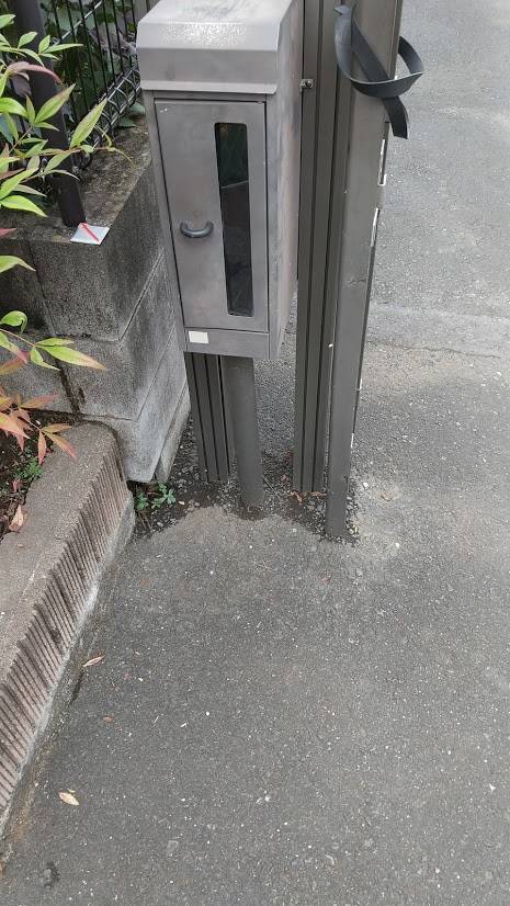 青梅トーヨー住器 所沢店のエクスポスト 縦型ポストの施工前の写真2