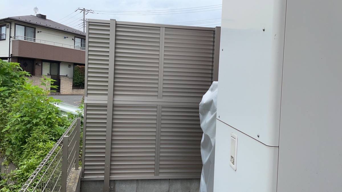 青梅トーヨー住器 所沢店の目隠しフェンス設置しました!の施工後の写真1