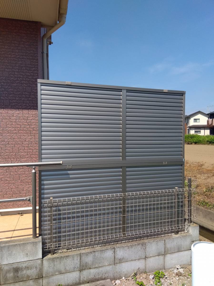 青梅トーヨー住器 所沢店の目隠しフェンス設置しました!の施工後の写真2