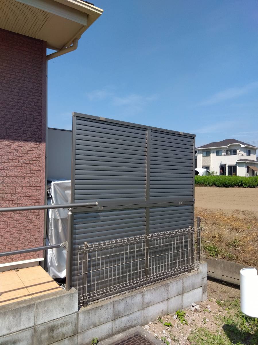青梅トーヨー住器 所沢店の目隠しフェンス設置しました!の施工後の写真3