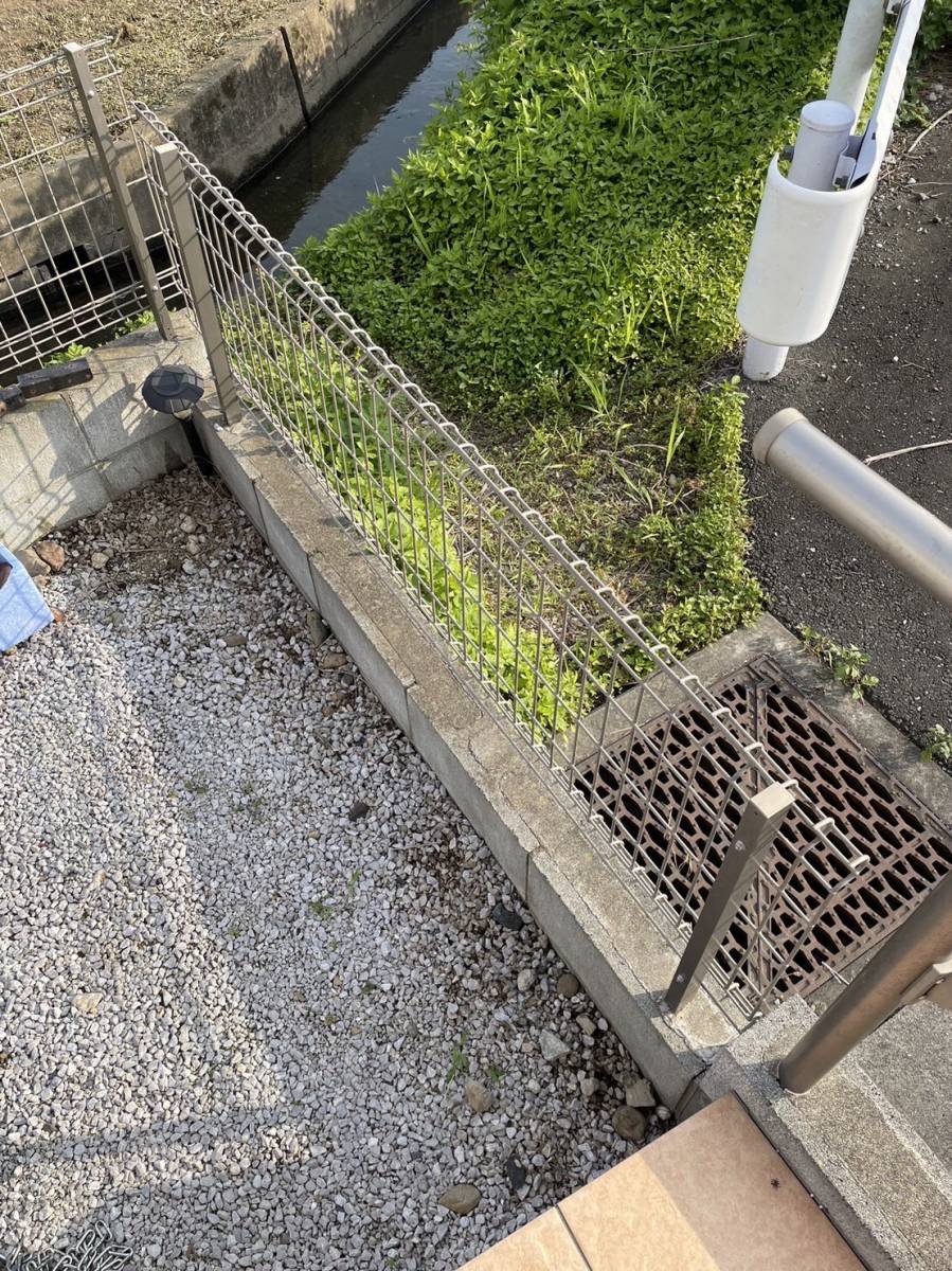 青梅トーヨー住器 所沢店の目隠しフェンス設置しました!の施工前の写真2