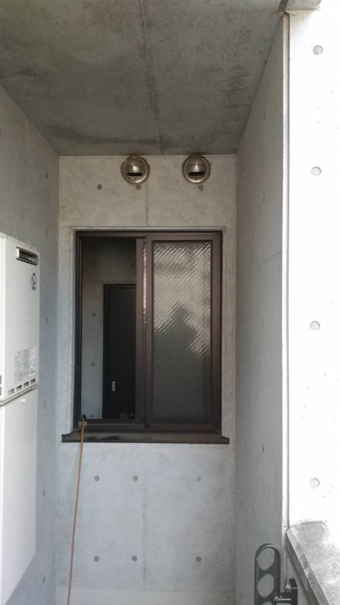 青梅トーヨー住器 所沢店の防犯面が心配・・・というお悩みを解決!の施工前の写真1