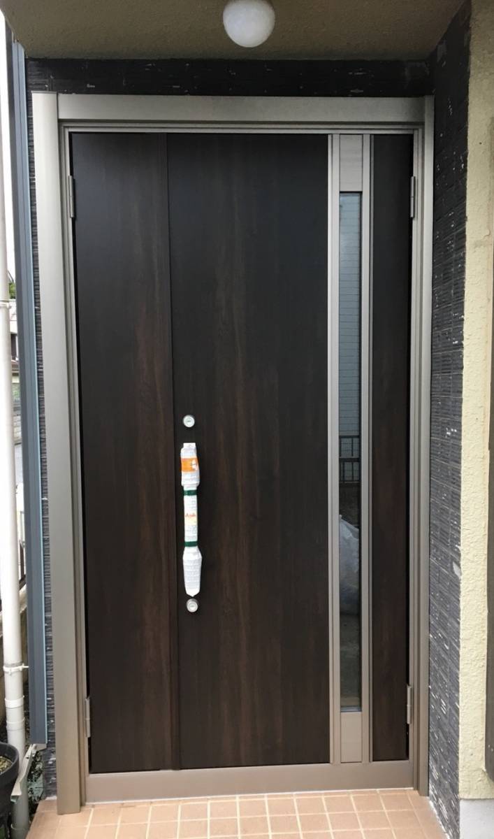 青梅トーヨー住器 所沢店の玄関ドア リシェント すきま風が入り寒いの施工後の写真1