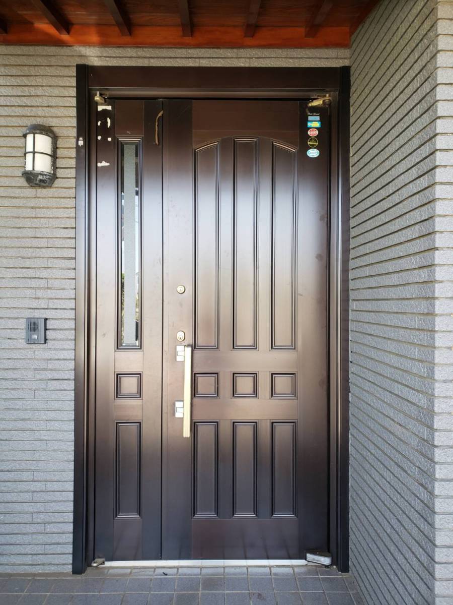 青梅トーヨー住器 所沢店の玄関ドア変えたいけど、高額でしょう???の施工前の写真1