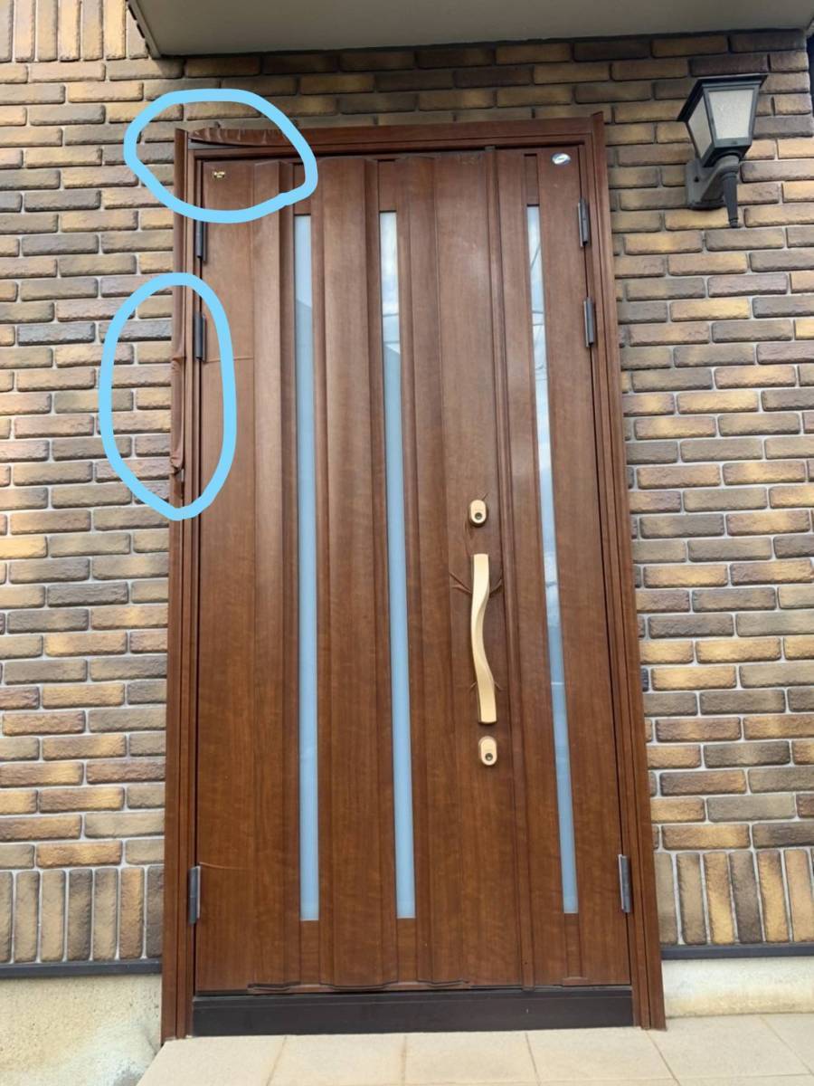 青梅トーヨー住器 所沢店の玄関ドアを新しく替えて、明るい玄関になりました!!の施工前の写真1