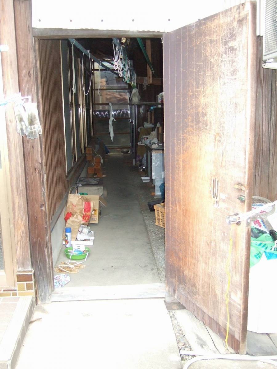 すまい:Reの0107 木製ドアをアルミドアに変更 和歌山県伊都郡かつらぎ町の施工前の写真1