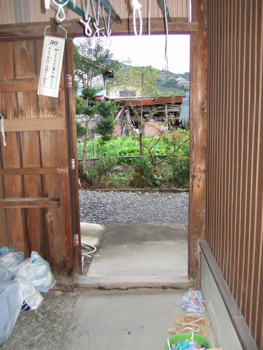 すまい:Reの0107 木製ドアをアルミドアに変更 和歌山県伊都郡かつらぎ町の施工前の写真2