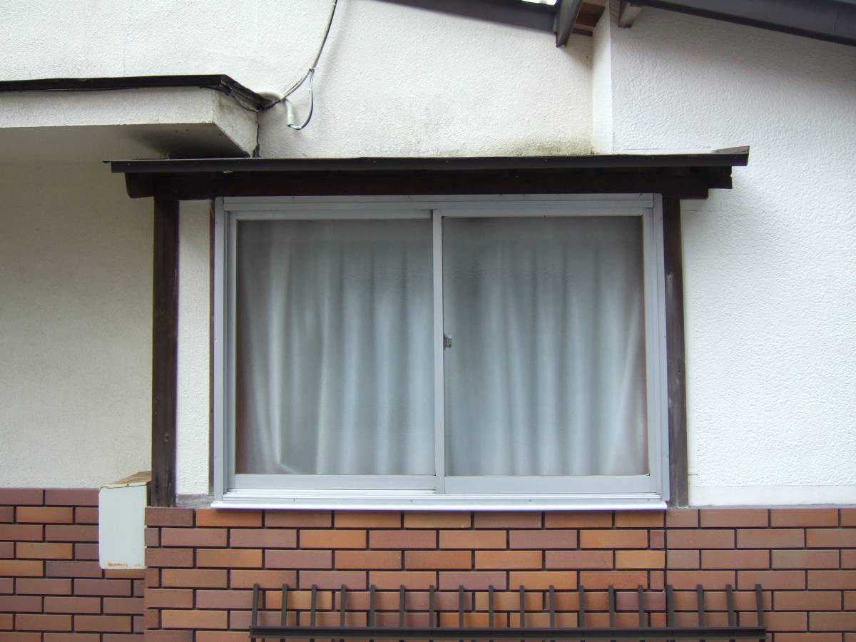 すまい:Reの0001 窓に防犯の面格子の施工前の写真1
