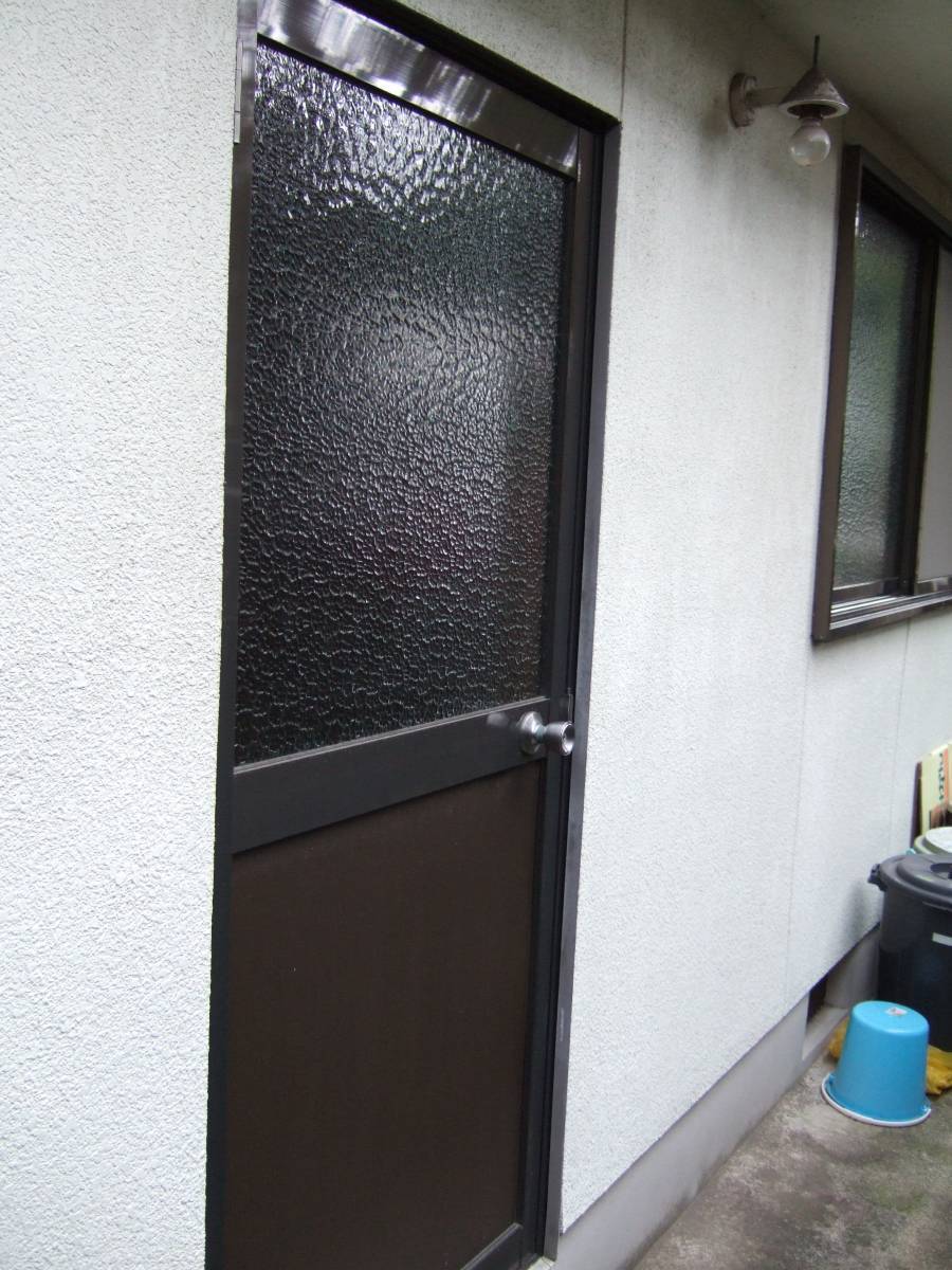 すまい:Reの0002 勝手口ドア交換 風もほしいし泥棒対策もしたいの施工前の写真1