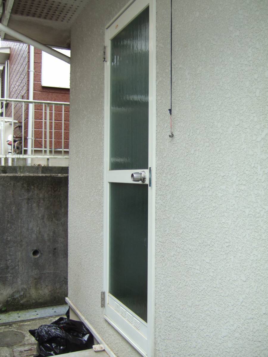 すまい:Reの0016 勝手口ドア交換の施工前の写真1