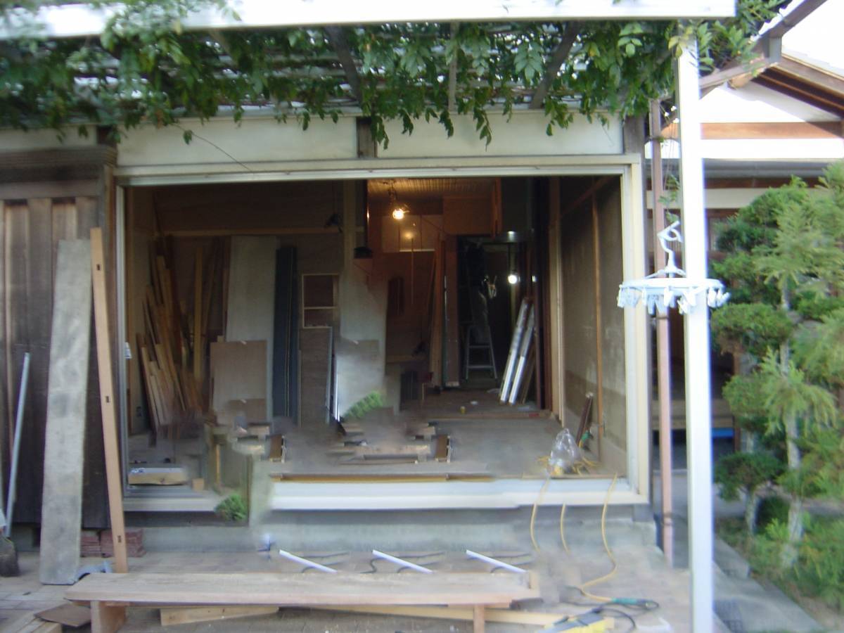 すまい:Reの0019 サッシ取付(雨戸残し)の施工前の写真1