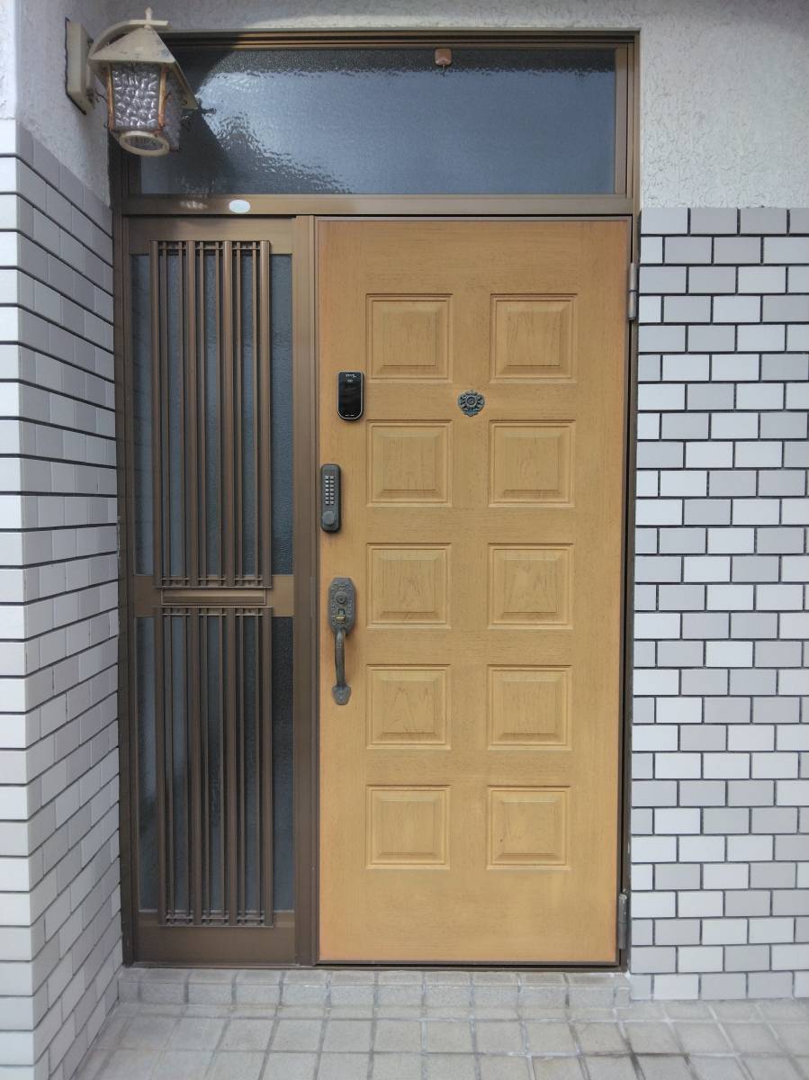 すまい:Reの0144 玄関の取替工事 和歌山県橋本市岸上の施工前の写真1