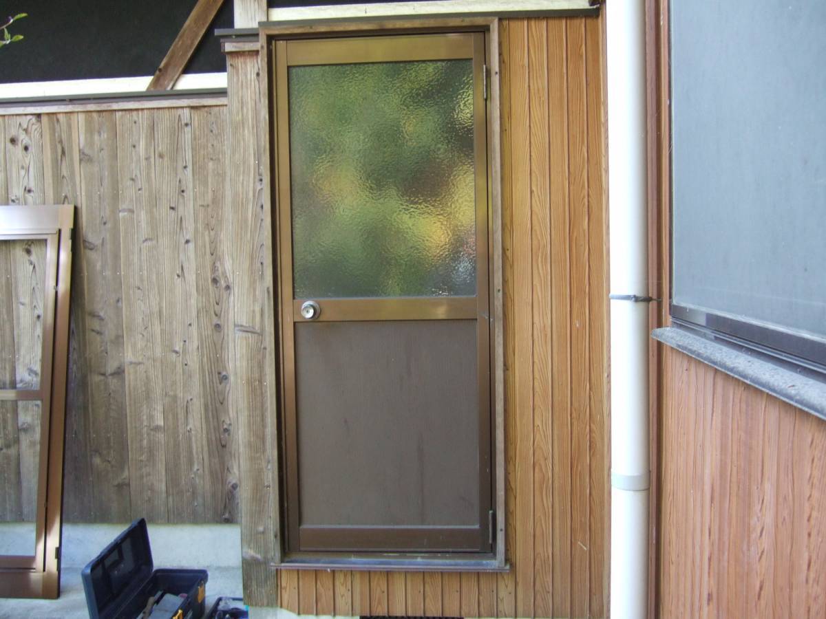 すまい:Reの0043 勝手口ドア リシェントの施工前の写真1
