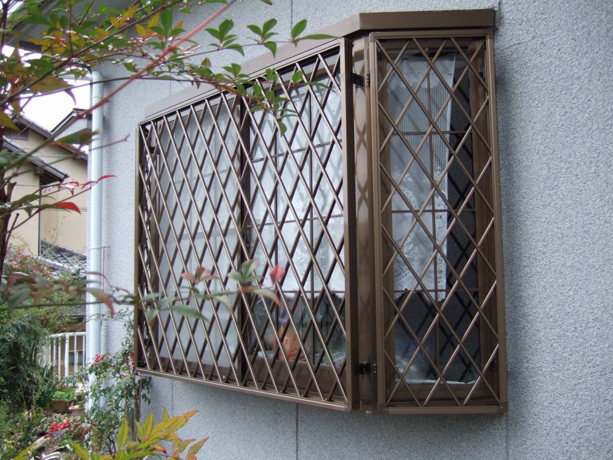 すまい:Reの0048 出窓に面格子の施工後の写真1