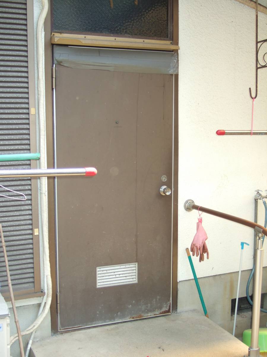 すまい:Reの0058 勝手口ドア交換の施工前の写真1