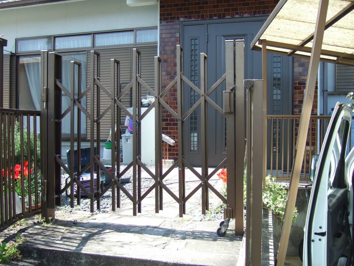 すまい:Reの0062 伸縮門扉を両開き門扉に取替の施工前の写真1