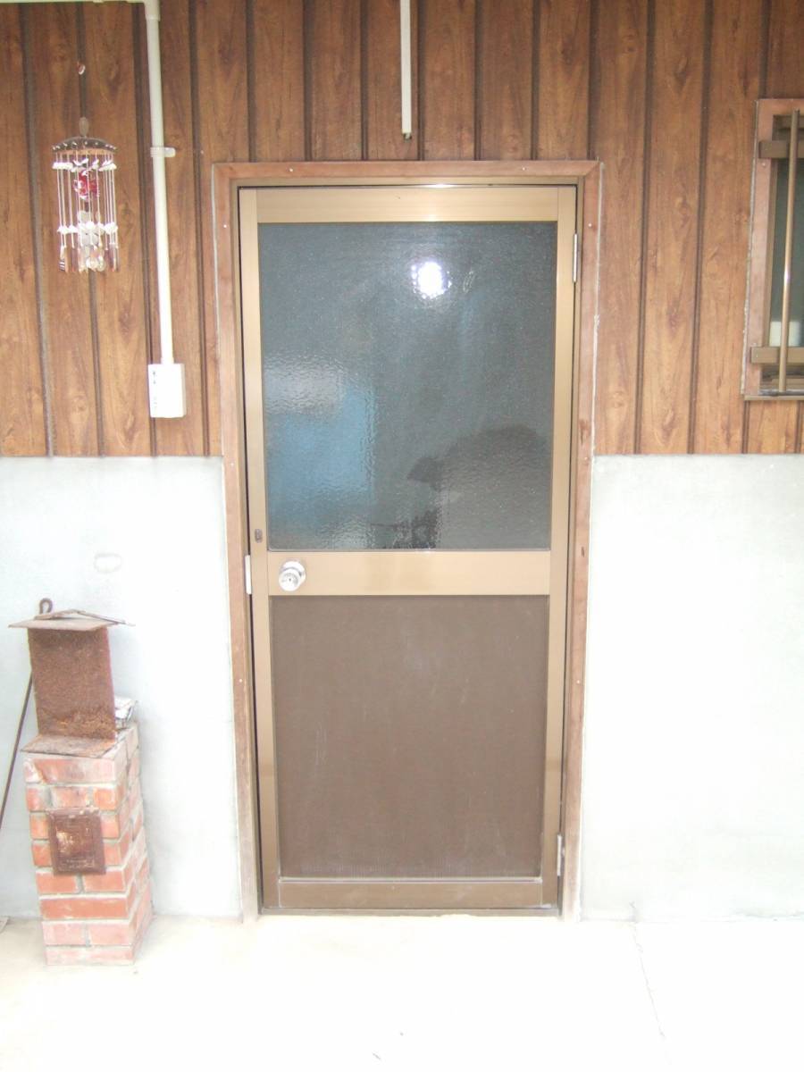 すまい:Reの0064 勝手口ドア交換の施工前の写真1