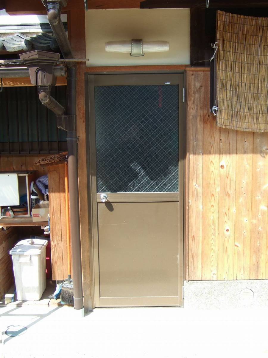 すまい:Reの0088 採風勝手口ドア工事の施工前の写真1