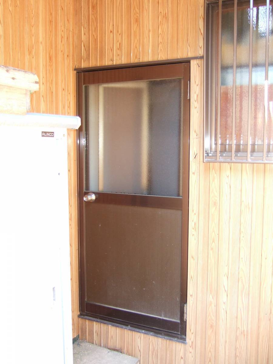 すまい:Reの0095 勝手口ドア取替工事の施工前の写真1