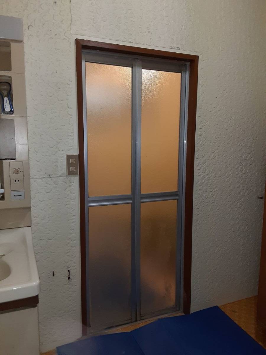 すまい:Reの0097 浴室ドア工事の施工前の写真1