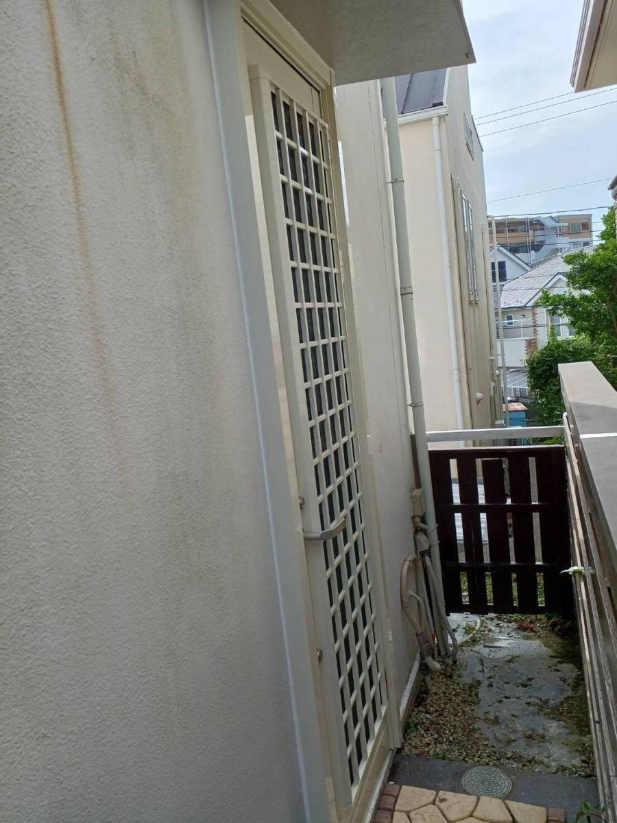 横浜トーヨー住器の防犯性能もアップ!勝手口ドアの1Dayリフォームの施工後の写真1