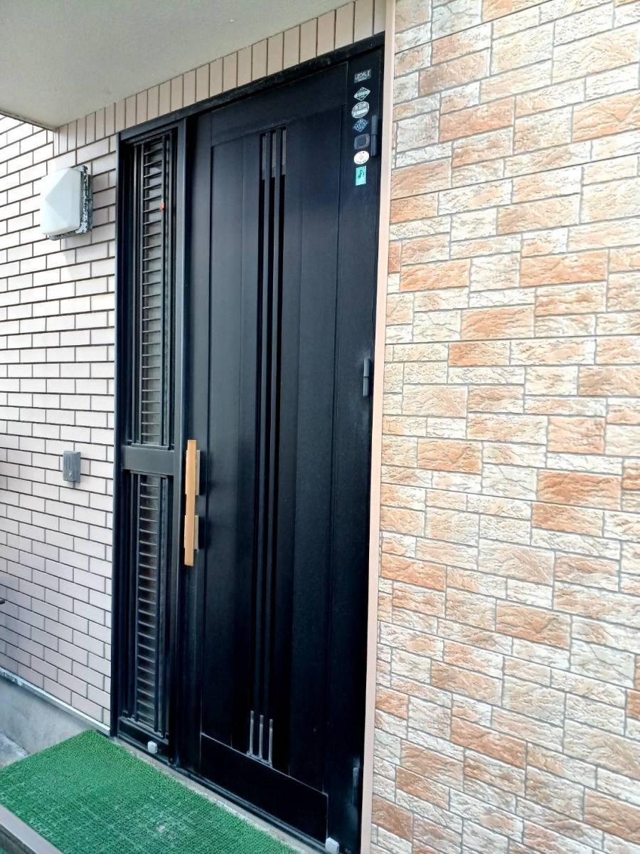 横浜トーヨー住器の玄関だけでこんなに印象が変わる!?リシェント玄関ドアの施工前の写真1