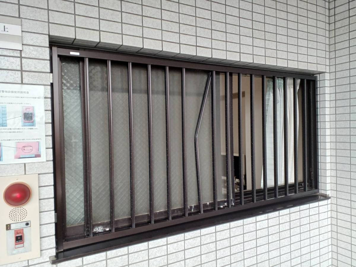 横浜トーヨー住器の壊れた面格子の交換工事へ行ってきました!の施工前の写真1