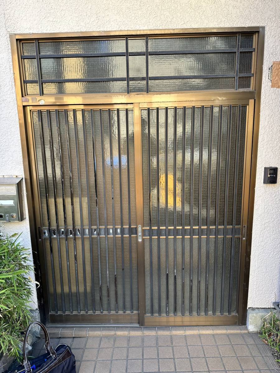 横浜トーヨー住器の1dayリフォーム「リシェント」で新しい玄関に!の施工前の写真1