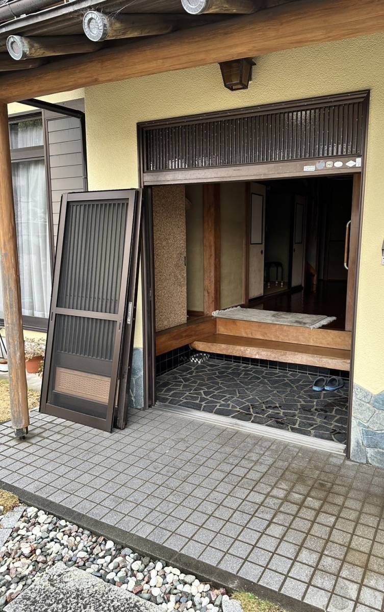 横浜トーヨー住器の大開口の玄関へ変身!玄関リフォーム~リシェント~の施工前の写真1