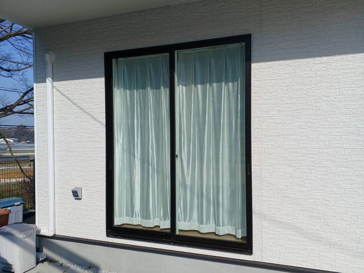 横浜トーヨー住器の後付シャッターで防犯・災害対策アップ!の施工前の写真1