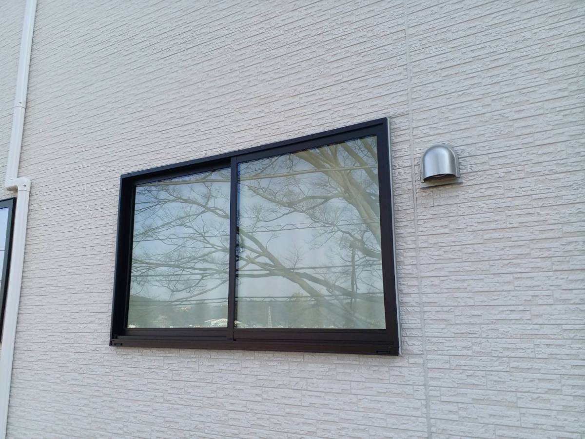 横浜トーヨー住器の後付シャッターで防犯・災害対策アップ!の施工前の写真2